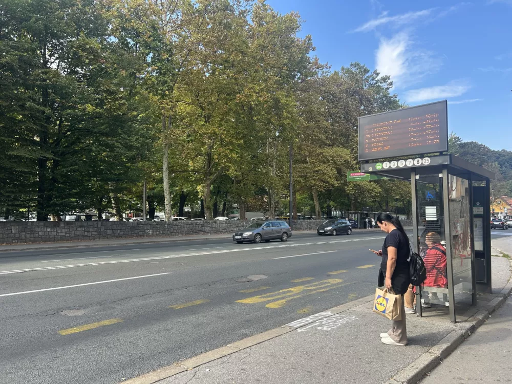 Tujci v iskanju postaje tavajo po Celov&scaron;ki, domačin je vzel stvari v svoje roke