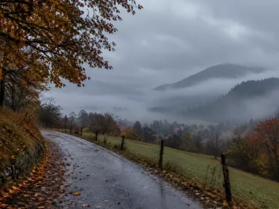 Jesen, deževje, oblačnost, hladno vreme, jesensko listjeFoto: Chat GPT