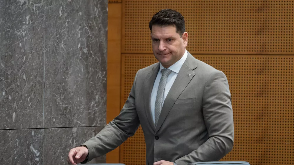 Ljubljana, DZ.Nadaljevanje redne seje DZ, na kateri so med drugim obravnavali novelo zakona o trgu financnih instrumentov ter predlog zakona o interventnih ukrepih za odpravo posledic suse v letu 2026.Predsednik DZ Zoran Stevanovic.