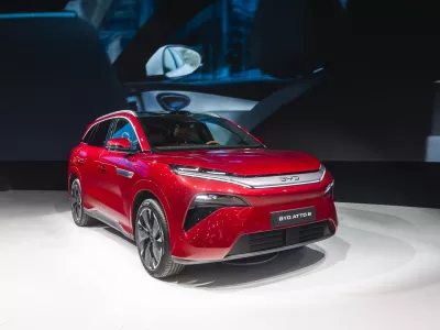 BYD Atto 8: Sedemsedežni električni SUV bo imel lahko doseg do 653 kilometrov, s hitrim polnjenjem pa bo baterije od 10 do 70 odstotkov mogoče napolniti v samo 5 minutah, do 97 odstotkov pa vsega v devetih.
