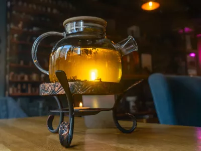 Golden hour tea ritual featuring herbal tea in a glass teapot symbolizing harmony warmth and shared moments of joy. Tranquil tea moment with herbal infusion in a clear teapot surrounded. / Foto: Ivan Murauyou Getty Images
