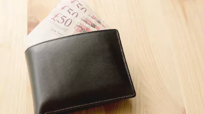High Angle View Of Modern Black leather Men's Wallet With Pound Cash On The Old Rough Wood Textured Background With Copy Space / Foto: Photobuay