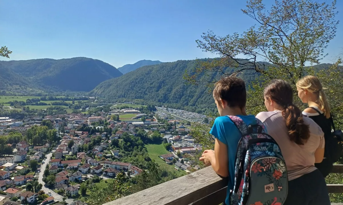 Nova pravila airbnbja in bruseljska preiskava: kaj prinašajo spremembe za slovenske turiste in lastnike