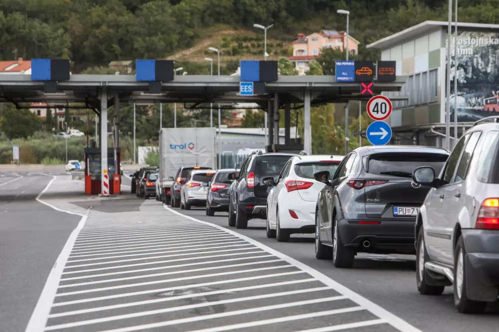 - kolona na meji- mejni prehod Dragonja - slovensko-hrva&scaron;ka meja- policija izvaja selektivni nadzor za vse, ki vstapojo iz Hrva&scaron;ke. - 2110.2023 &ndash; ponovni začasni nadzor na mejnih prehodih - uvedba deset dnevnega nadzora na mejah s Hrva&scaron;ko in Madžarsko - 12 kontrolnih točk na hrva&scaron;ki in dve na madžarski meji - //FOTO: Bojan Velikonja