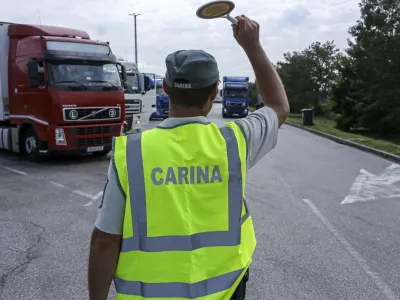 - cestni nadzor - tovorna vozila - 20.08.2014 - Finančna uprava Republike Slovenije - mobilna enota FURS Ljubljana na terenu - in&scaron;pekcijski nadzor nad zaposlovanjem in delom na črno posameznikov imenovanih &scaron;u&scaron;marjev - finančni preiskovalci - dacarji - cariniki  //FOTO: Jaka Gasar