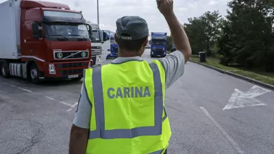 - cestni nadzor - tovorna vozila - 20.08.2014 - Finančna uprava Republike Slovenije - mobilna enota FURS Ljubljana na terenu - inšpekcijski nadzor nad zaposlovanjem in delom na črno posameznikov imenovanih šušmarjev - finančni preiskovalci - dacarji - cariniki  //FOTO: Jaka Gasar