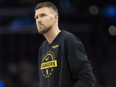 4/17/2026 - Phoenix, Arizona, United States of America: Golden State Warriors center Kristaps Porzingis (7) warms up before a NBA play-in tournament game against the Phoenix Suns at Mortgage Matchup Center in Phoenix, Ariz., Friday, April 17, 2026.,Image: 1092505251, License: Rights-managed, Restrictions: No publication in scandal publications, Model Release: no / Foto: Profimedia