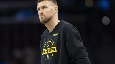 4/17/2026 - Phoenix, Arizona, United States of America: Golden State Warriors center Kristaps Porzingis (7) warms up before a NBA play-in tournament game against the Phoenix Suns at Mortgage Matchup Center in Phoenix, Ariz., Friday, April 17, 2026.,Image: 1092505251, License: Rights-managed, Restrictions: No publication in scandal publications, Model Release: no / Foto: Profimedia