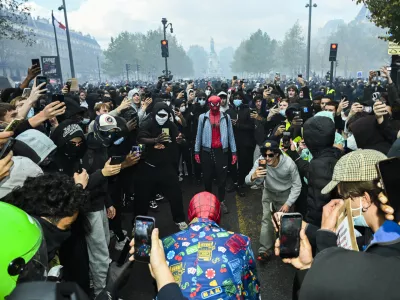 ! REPORTAŽA ZA OBJEKTIV !PROTESTI V PARIZU, SEPTEMBER, OKTOBER 2026Protest, Pariz, 2026aura farming na Place de la Republique - Aura farming je spletni in mladinski trend (pogosto generacije Z in generacije Alfa), pri katerem oseba namerno izvaja določene poteze, geste ali gibe, da bi videti izjemno samozavestna, privlačna ali "kul" &ndash; torej, da bi si pridobila nami&scaron;ljene točke avre17.10. 2026 - Aura farming na Place de la Republique - Veliki protest dijakov, &scaron;tudentov in nasprotnikov vlade v ParizuFOTO: Nik Erik Neubauer