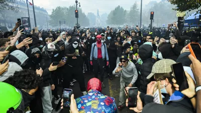 ! REPORTAŽA ZA OBJEKTIV !PROTESTI V PARIZU, SEPTEMBER, OKTOBER 2026Protest, Pariz, 2026aura farming na Place de la Republique - Aura farming je spletni in mladinski trend (pogosto generacije Z in generacije Alfa), pri katerem oseba namerno izvaja določene poteze, geste ali gibe, da bi videti izjemno samozavestna, privlačna ali "kul" – torej, da bi si pridobila namišljene točke avre17.10. 2026 - Aura farming na Place de la Republique - Veliki protest dijakov, študentov in nasprotnikov vlade v ParizuFOTO: Nik Erik Neubauer