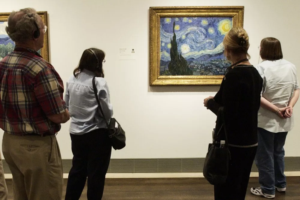FILE - Visitors to the Museum of Fine Arts, Houston view Vincent van Gogh's painting, "The Starry Night," on Oct. 17, 2003, in Houston. (AP Photo/David J. Phillip, File) / Foto: David J. Phillip
