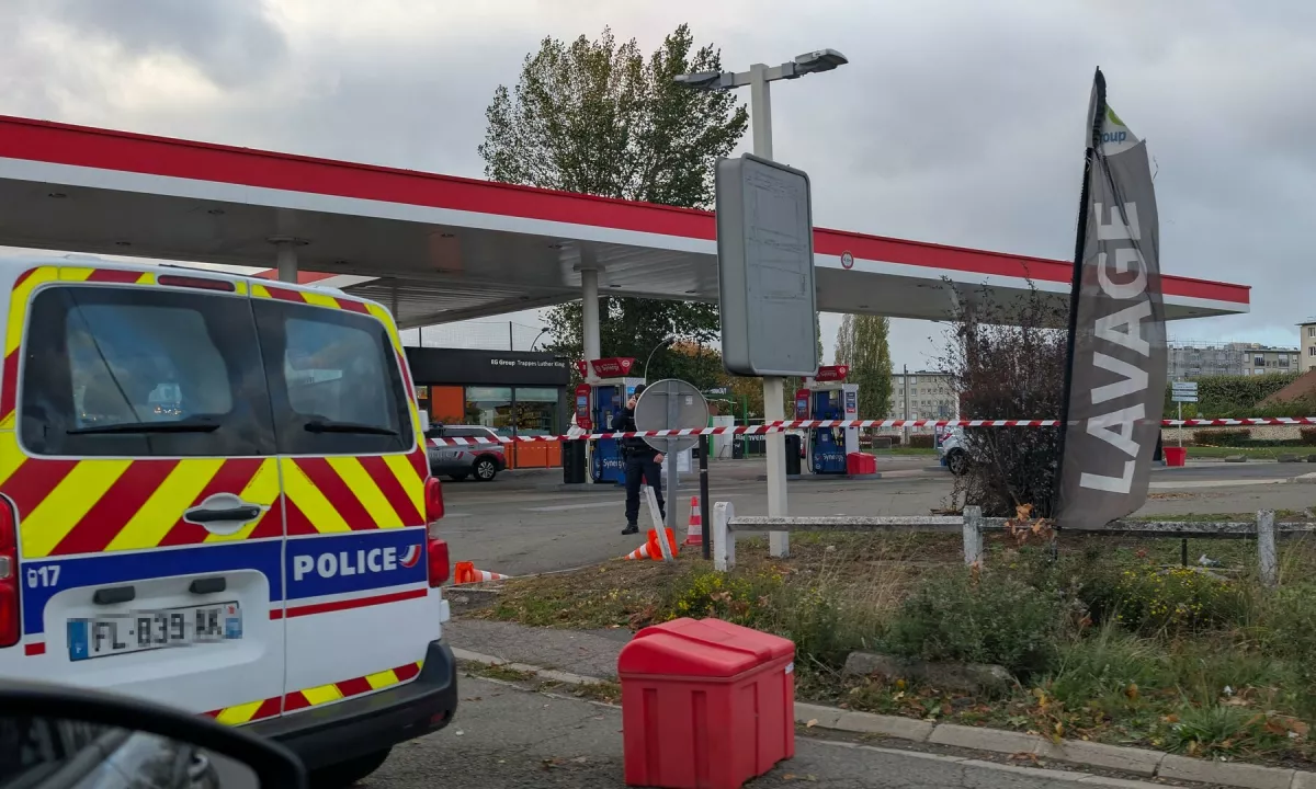 Streljanje na obrobju Pariza: umrl borec borilnih veščin, huje ranjena 12-letna deklica