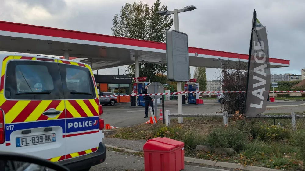 Policisti in forenzični strokovnjaki podrobno preiskujejo kraj dogodka.​ Foto: Profimedia