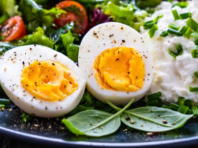 Breakfast - hard-boiled egg, homemade bread, cottage cheese and vegetables on wooden table / Foto: Gbh007 Getty Images/istockphoto