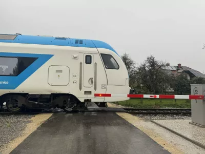 V Depali vasi so se razveselili novega zavarovanja železni&scaron;kega prehoda. F Občina Domžale