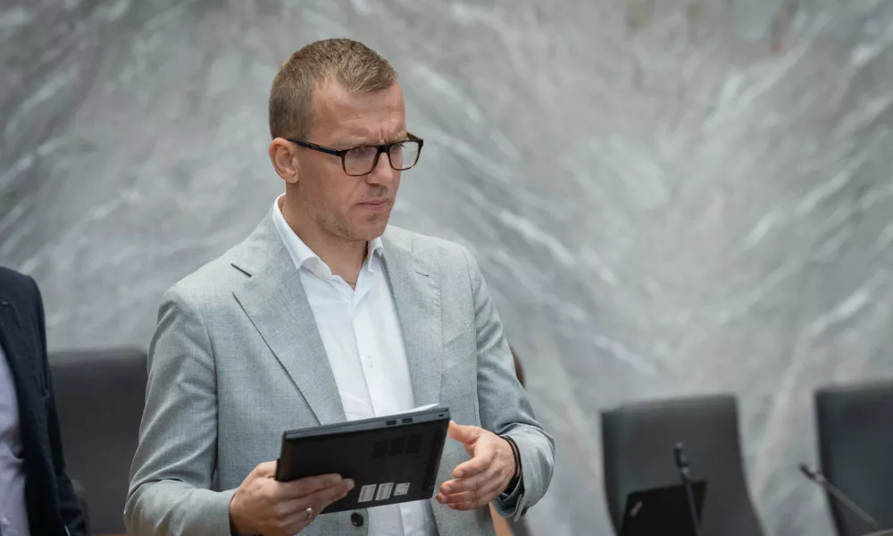 Ljubljana, DZ.Izredna seja DZ, na kateri so predstavili proracunski memorandum 2027-2028, predlog sprememb proracuna RS za leto 2027 in predlog proracuna RS za leto 2028.Poslanec Resnice Boris Mijic.