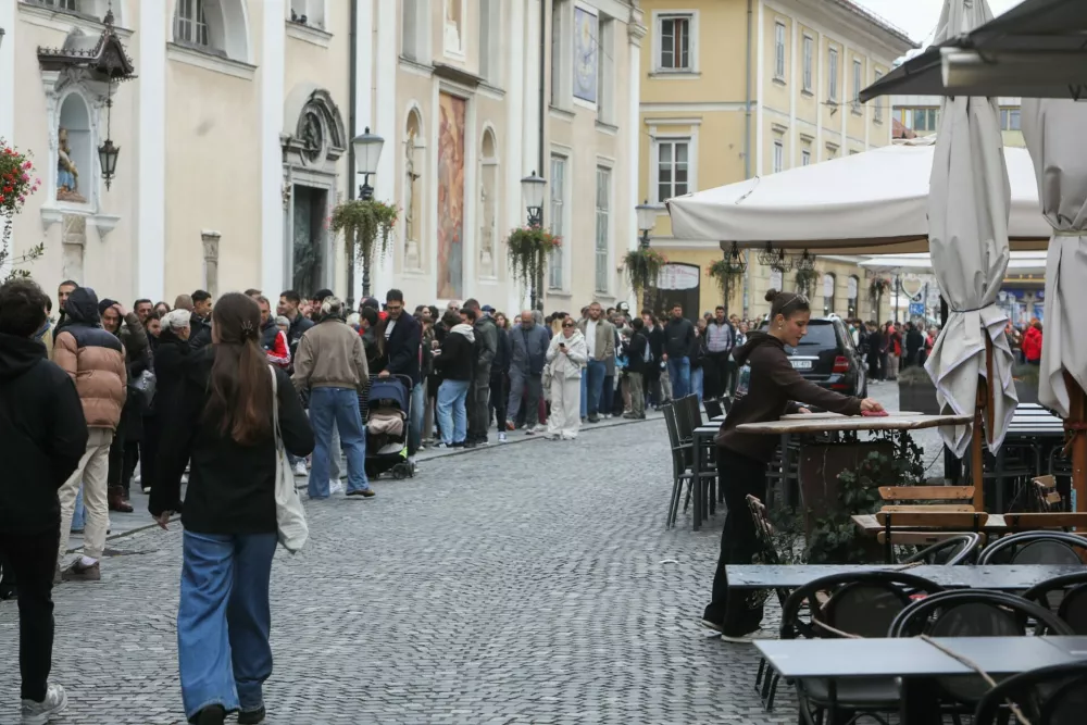 Vse več ljudi želi glasovati, kolona se vije že do Vodnikovega hrama