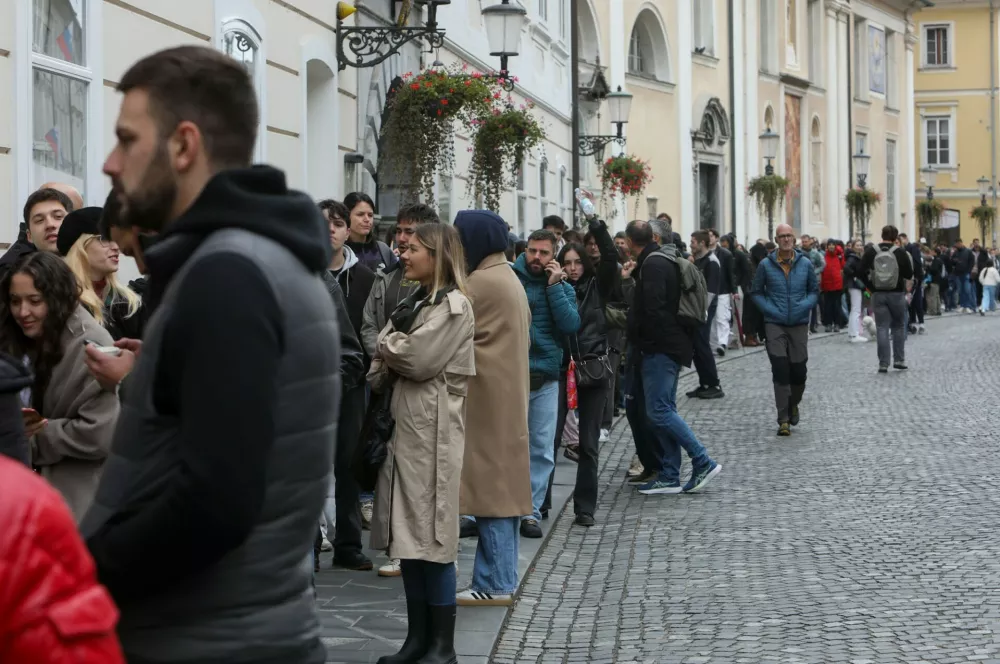 Vse več ljudi želi glasovati, kolona se vije že do Vodnikovega hrama