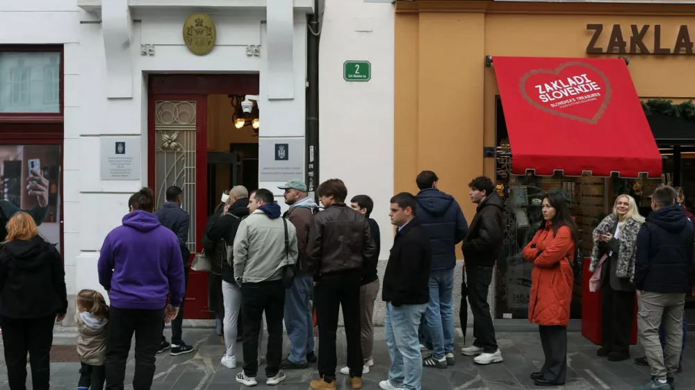 Vse več ljudi želi glasovati, kolona se vije že do Vodnikovega hrama