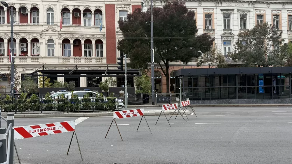 Srbija. Zaprto poslopje volilne komisije. 