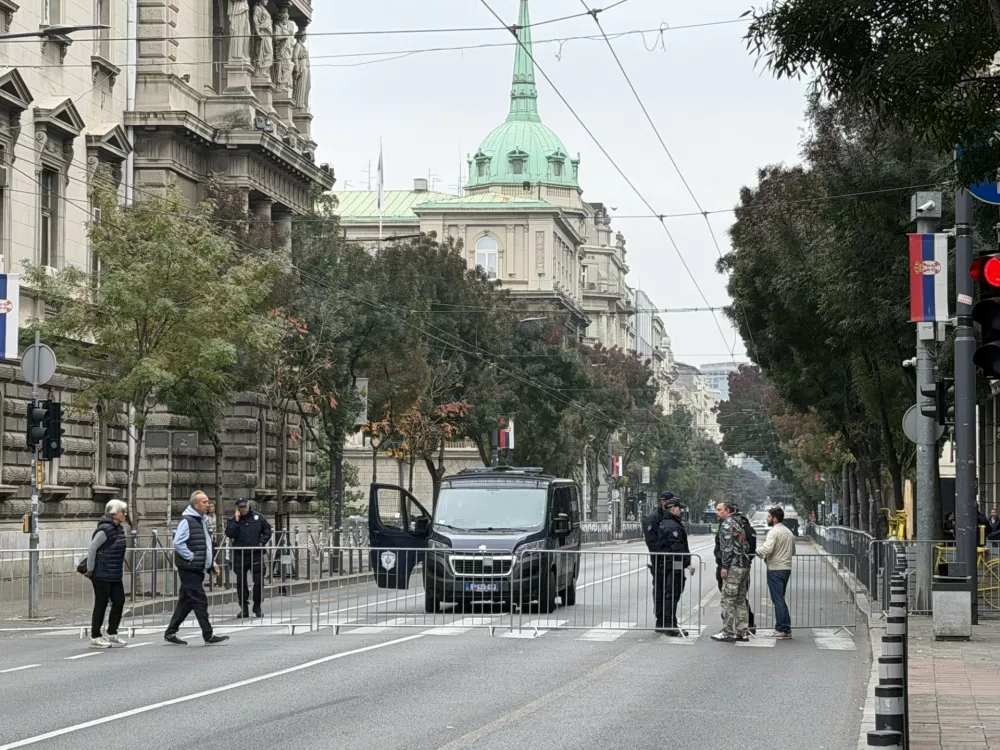 Srbija. Zaprto poslopje volilne komisije. 