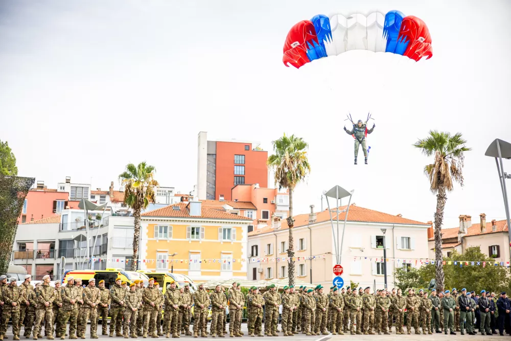 Koper, Ukmarjev trg.Drzavna proslava ob dnevu suverenosti.