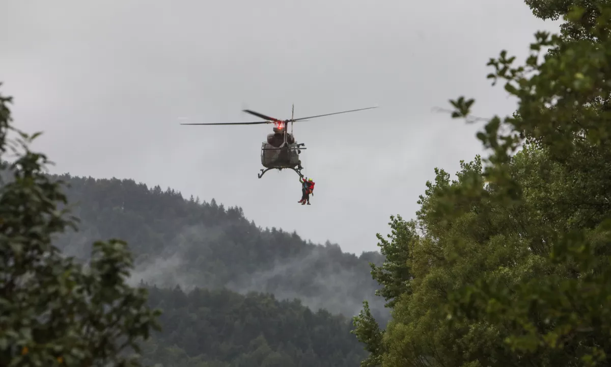 Z zasnežene Škrbine s helikopterjem reševali prezeblega in neizkušenega turista