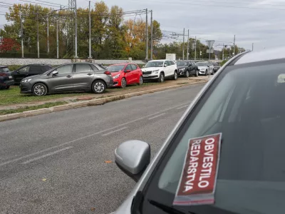 - 25.10.2026. - Nepravilno parkirani avtomobili na P + R Dolgi most zaradi pomanjkanja prostora ob parlamentarnih volitvah v Srbiji. Volitve v Republikie Srbiji 2026.//FOTO: Bojan Velikonja