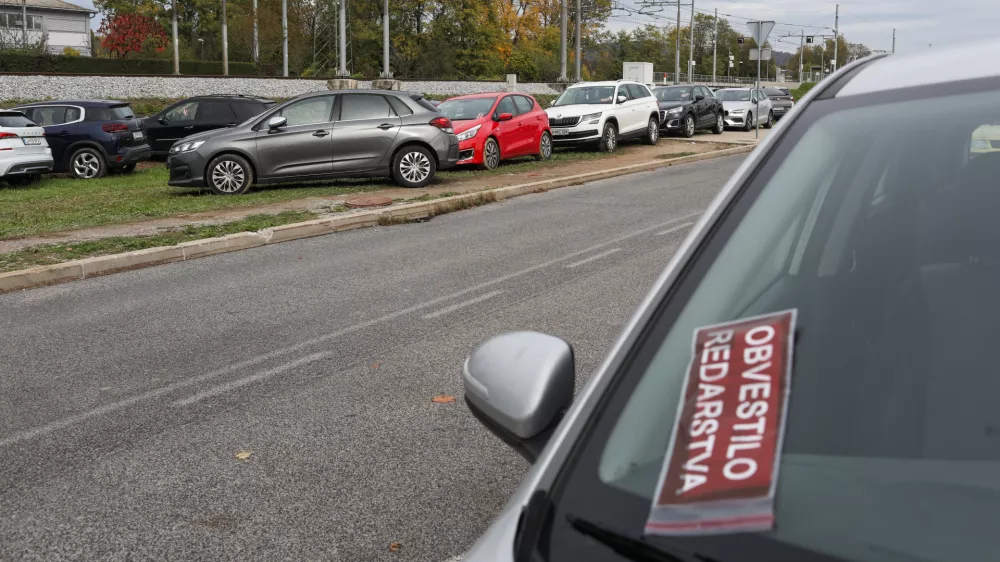 - 25.10.2026. - Nepravilno parkirani avtomobili na P + R Dolgi most zaradi pomanjkanja prostora ob parlamentarnih volitvah v Srbiji. Volitve v Republikie Srbiji 2026.//FOTO: Bojan Velikonja