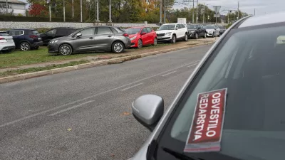 - 25.10.2026. - Nepravilno parkirani avtomobili na P + R Dolgi most zaradi pomanjkanja prostora ob parlamentarnih volitvah v Srbiji. Volitve v Republikie Srbiji 2026.//FOTO: Bojan Velikonja