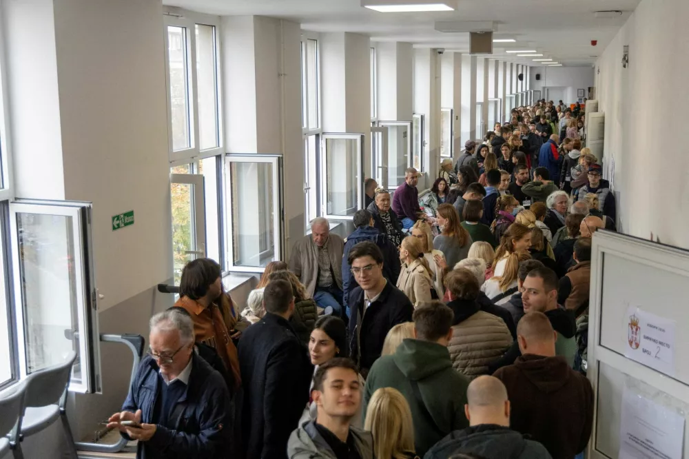 People wait in line to cast their votes during the parliamentary election in Belgrade, Serbia, October 25, 2026. REUTERS/Djordje Kojadinovic   TPX IMAGES OF THE DAY