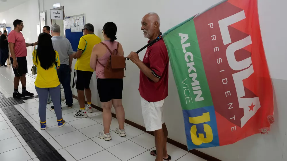 A supporter of President Luiz Inacio Lula da Silva, who is seeking reelection, lines up to vote in the presidential runoff in Brasilia, Brazil, Sunday, Oct. 25, 2026. (AP Photo/Eraldo Peres)