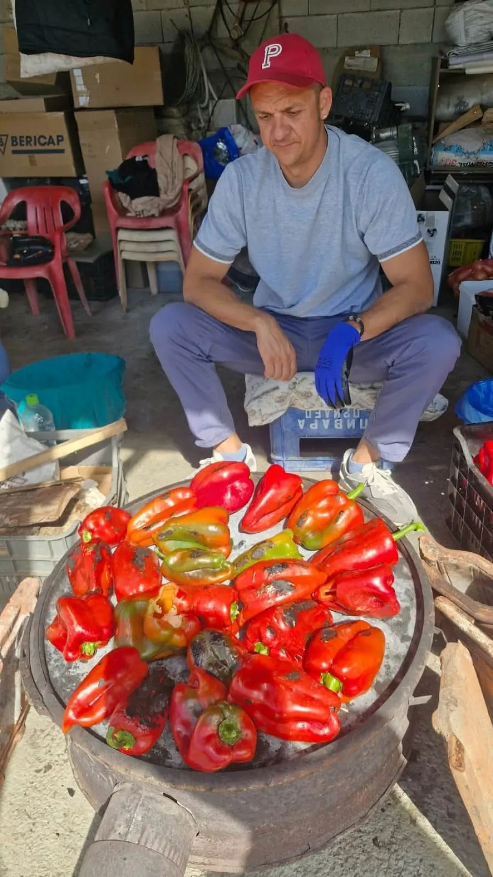 Lokalni vodič Goran pomaga odkrivati tradicionalno pripravo akvarja, najbolj značilnega makedonskega produkta, ki pa ga redko jedo ob mesu. 