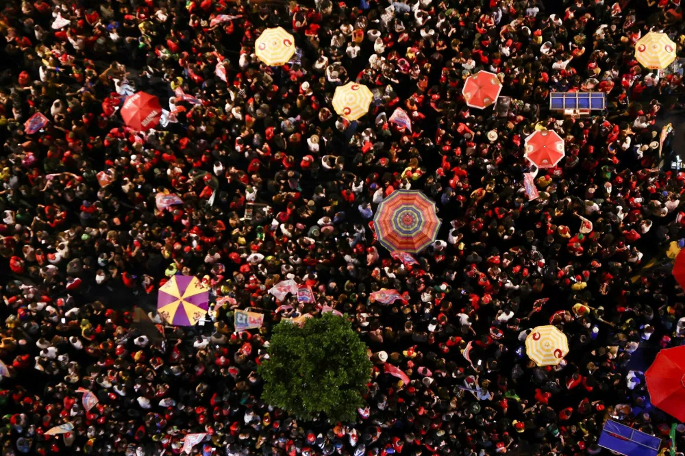 Supporters of Brazilian President Luiz Inacio Lula da Silva, the Workers' Party (PT) candidate for presidential re-election, gather as they celebrate his victory in the presidential runoff election, in Sao Paulo, Brazil October 25, 2026. REUTERS/Jean Carniel