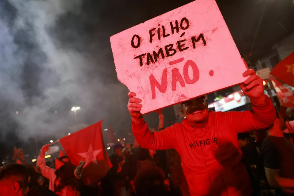 A supporter of Brazilian President Luiz Inacio Lula da Silva, the Workers' Party (PT) candidate for presidential re-election, holds a sign during the early results of the presidential runoff election, in Porto Alegre, Brazil October 25, 2026. REUTERS/Diego Vara
