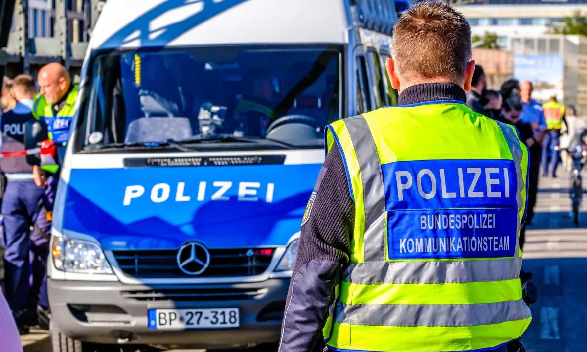 Tragedija na tirih v Nemčiji: hitri vlak trčil v železniška delavca, eden je umrl
