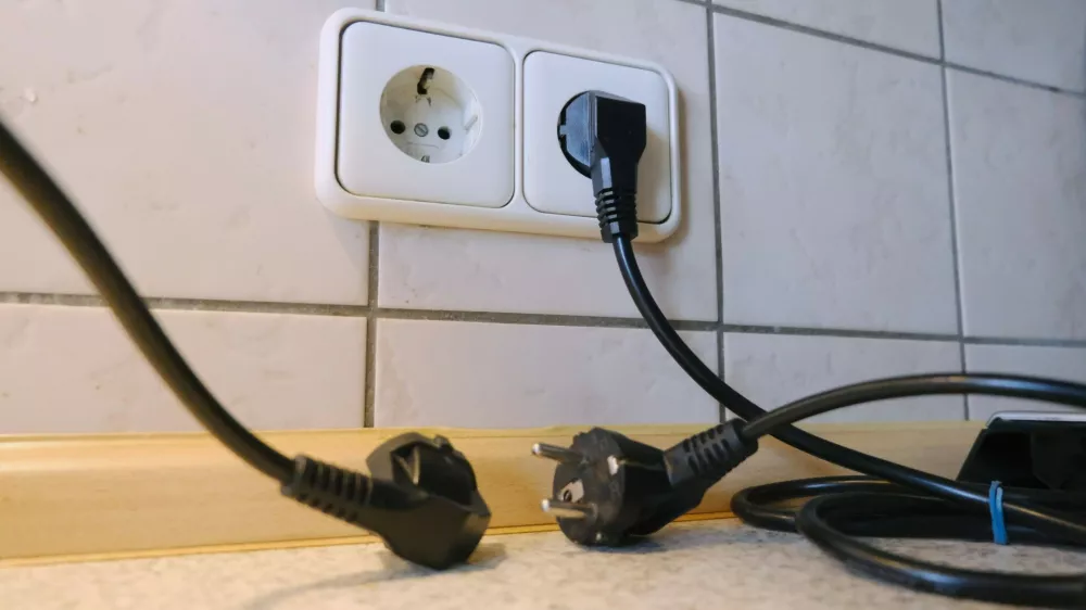D&uuml;sseldorf 22.10.2025 Steckdose Schuko Schukostecker &Ouml;ko-Strom Elektrizit&auml;t Wohngebiet Hochspannung E-Smog Elektrosmog Stromkosten Stromrechnung Stromverg&uuml;tung Netztransparenz Stromtarife Strom &Ouml;kostrom Blitzschutz Blitz Stromausfall Unwetter Rechnung Spannungsabfall Mietnebenkosten Nebenkosten Miete Mietshaus Mietkosten Wohnung Stromschlag Kurzschluss Stromstoss Spannung Spannungsschwankung Haushalt Haushaltsger&auml;te Haushaltsstrom Heizstrom Stromverbrauch Stromversorgung Haushaltssteckdose Volt Ampere 240V &Uuml;berspannung &Uuml;berspannungsschutz Spannungsschutz EEG-Umlage Strompreis Netzteil Unterputz Verputzen Renovierung Wohnungsrenovierung Elektroleitungen Inflation B&uuml;rgergeld K&uuml;chenger&auml;te Stromkabel Dunkelflaute D&uuml;sseldorf Nordrh,Image: 1047335515, License: Rights-managed, Restrictions: imago is entitled to issue a simple usage license at the time of provision. Personality and trademark rights as well as copyright laws regarding art-works shown must be observed. Commercial use at your own risk., Model Release: no