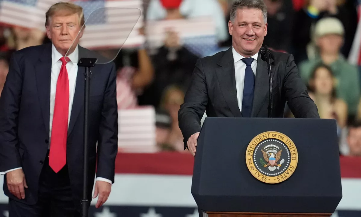 Trump in Harris v prizmi vzponov in padov ameriške politike