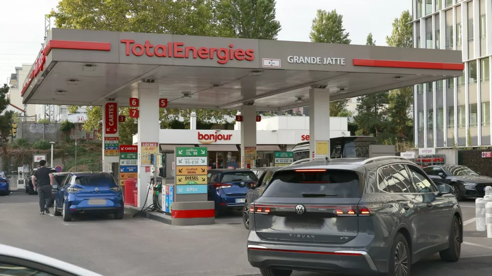 Illustration de stations essence en Ile-de-France, le 20 septembre 2026. &copy; Christiophe Aubert/Bestimage Illustration of gas stations in the &Icirc;le-de-France region, September 20, 2026.,Image: 1136678016, License: Rights-managed, Restrictions:, Model Release: no 