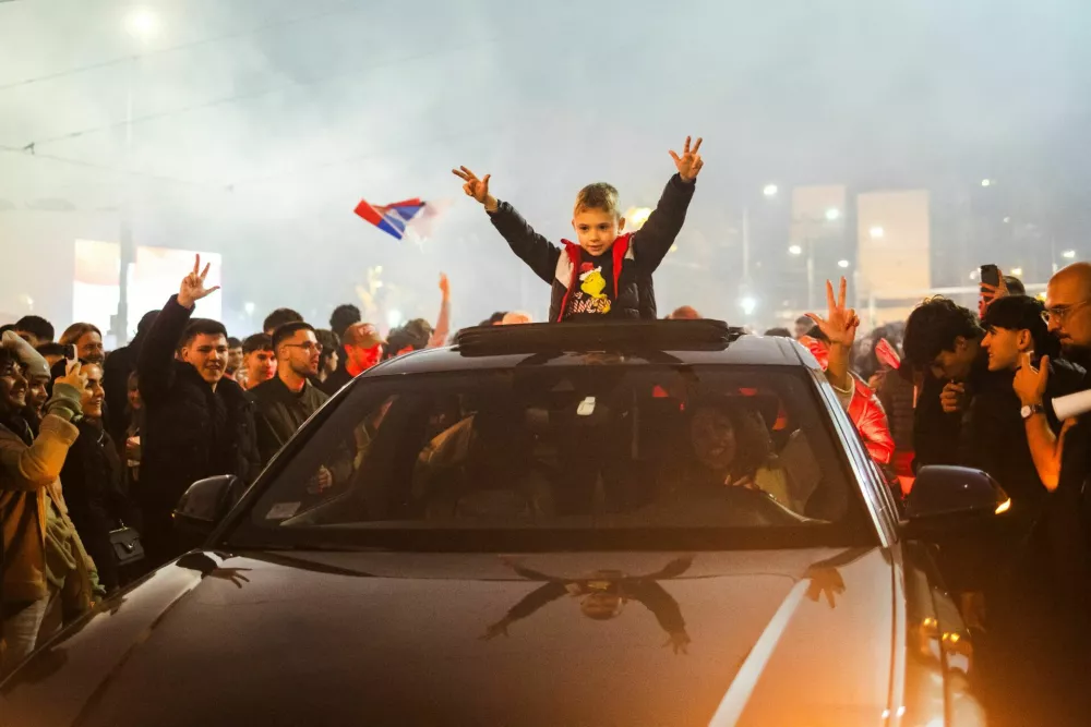 A child gestures from a vehicle as supporters of the electoral list "Student List - Students Win" celebrate after Aleksandar Vucic, Serbian Progressive Party (SNS) prime ministerial candidate, conceded defeat in the parliamentary election in Belgrade, Serbia, October 25, 2026. REUTERS/Marko Djurica   TPX IMAGES OF THE DAY