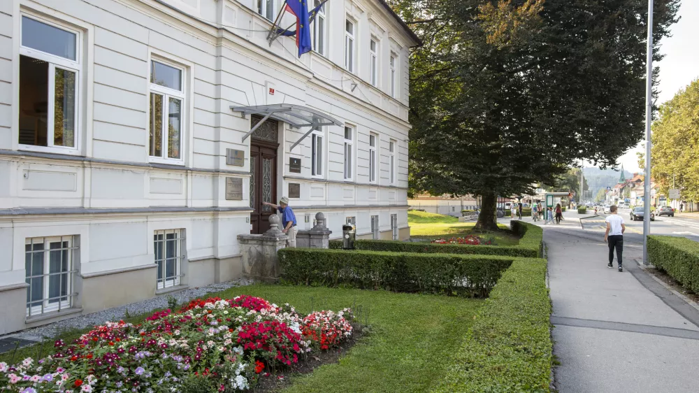 Bitka za Vrhniko: Cukjati želi tretji mandat, izzivalca obljubljata drugačno vodenje občine