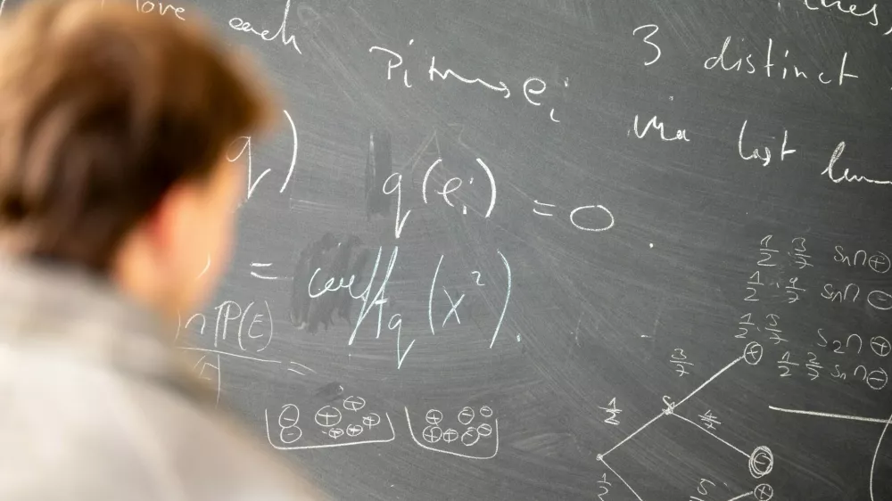 PRODUCTION - 16 October 2026, Berlin: A student looks at a blackboard in the mathematics building at the Technical University of Berlin. Photo: Christophe Gateau/dpa,Image: 1145017282, License: Rights-managed, Restrictions: GERMANY OUT, Model Release: no 