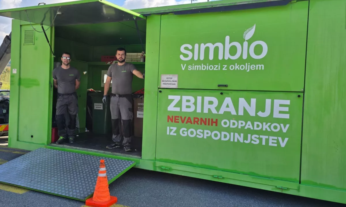 Poštena smetarja vrnila 2000 evrov presenečenemu kmetu