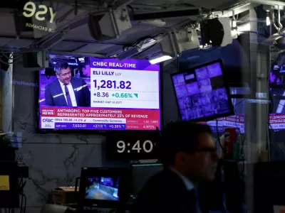 A screen displays news about Anthropic's revenue on the floor of the New York Stock Exchange (NYSE) in New York City, US, October 26, 2026. REUTERS/Jeenah Moon