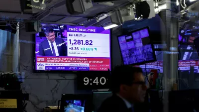 A screen displays news about Anthropic's revenue on the floor of the New York Stock Exchange (NYSE) in New York City, US, October 26, 2026. REUTERS/Jeenah Moon