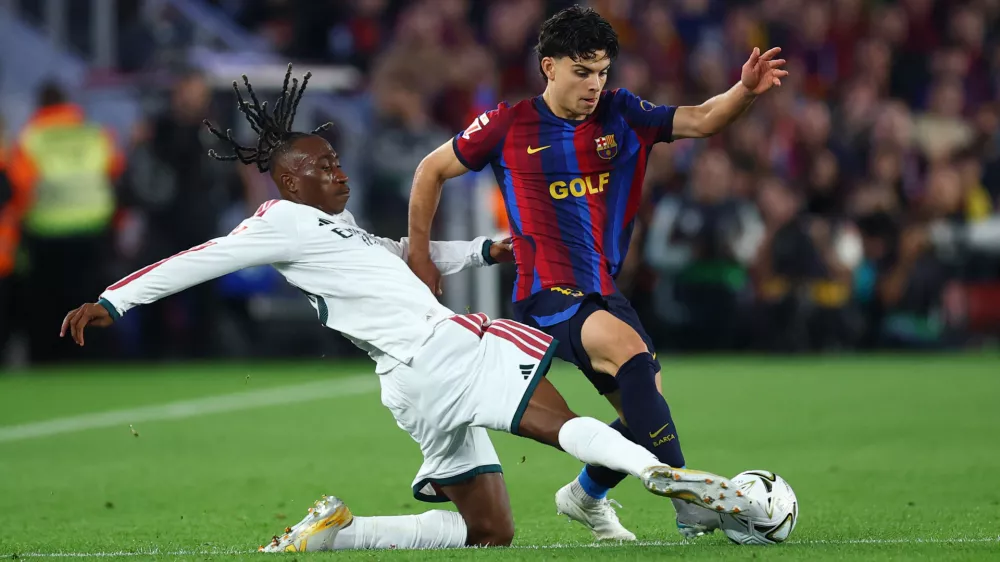 Soccer Football - LaLiga - FC Barcelona v Real Madrid - Spotify Camp Nou, Barcelona, Spain - October 25, 2026 FC Barcelona's Xavi Espart in action with Real Madrid's Yan Diomande REUTERS/Albert Gea