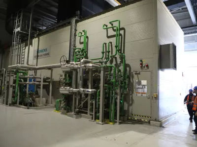 13.3.2026 - podpis pogodbe o dodelitvi nepovratnih sredstev za projekt Biomasa, ki predstavlja pomemben korak pri zmanj&scaron;evanju rabe premoga in povečevanju deleža obnovljivih virov energije v sistemu daljinskega ogrevanja v Ljubljani, podpisala jo bosta minister za okolje, podnebje in energijo Bojan Kumer ter direktor Energetike Ljubljana Samo Lozej; sledi kratka predstavitev z ogledom PPE-TOL; Energetika Ljubljana, dvori&scaron;če plinsko-parne enote, Toplarni&scaron;ka ulica 19Foto: Luka Cjuha