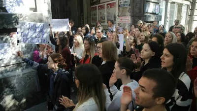 Protestniki so pred uredništvom Informerja, ki ga je varovala policija, žvižgali in skandirali, v stavbo pa metali tudi jajca. 