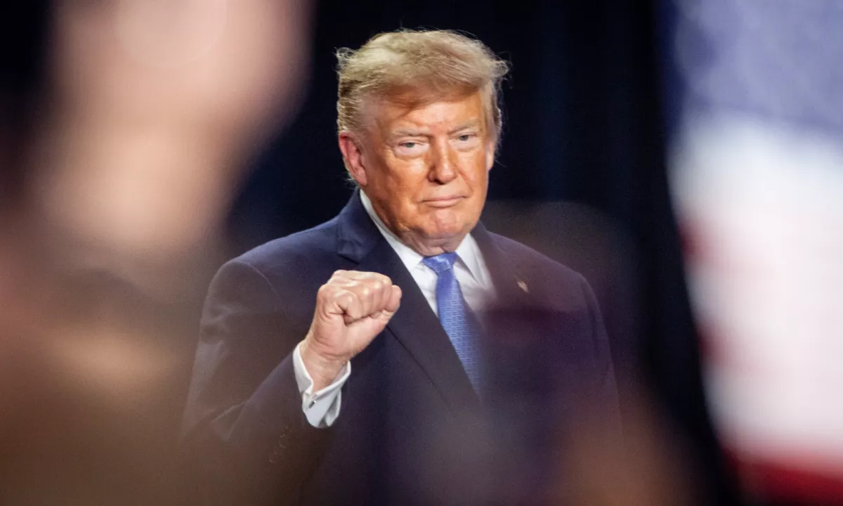 Novo razkritje: nekdanja manekenka trdi, da jo je Trump v hotelu brutalno posilil
