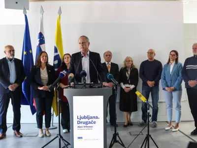 - Ale&scaron; Hojs, podpredsednik SDS in predsednik MO SDS Ljubljana,- Ale&scaron; Vrhovec, kandidat za župana Ljubljane iz stranke SDS,- Maru&scaron;a Babnik, poslanka SDS,- SDS mediji- 13.10.2026. - novinarska konferenca Mestnega odbora SDS Ljubljana, na kateri so uradno predstavili kandidata za župana Mestne občine Ljubljana in listo kandidatov za mestni svet ter ključne točke programa za razvoj Ljubljane.//FOTO: Bojan Velikonja
